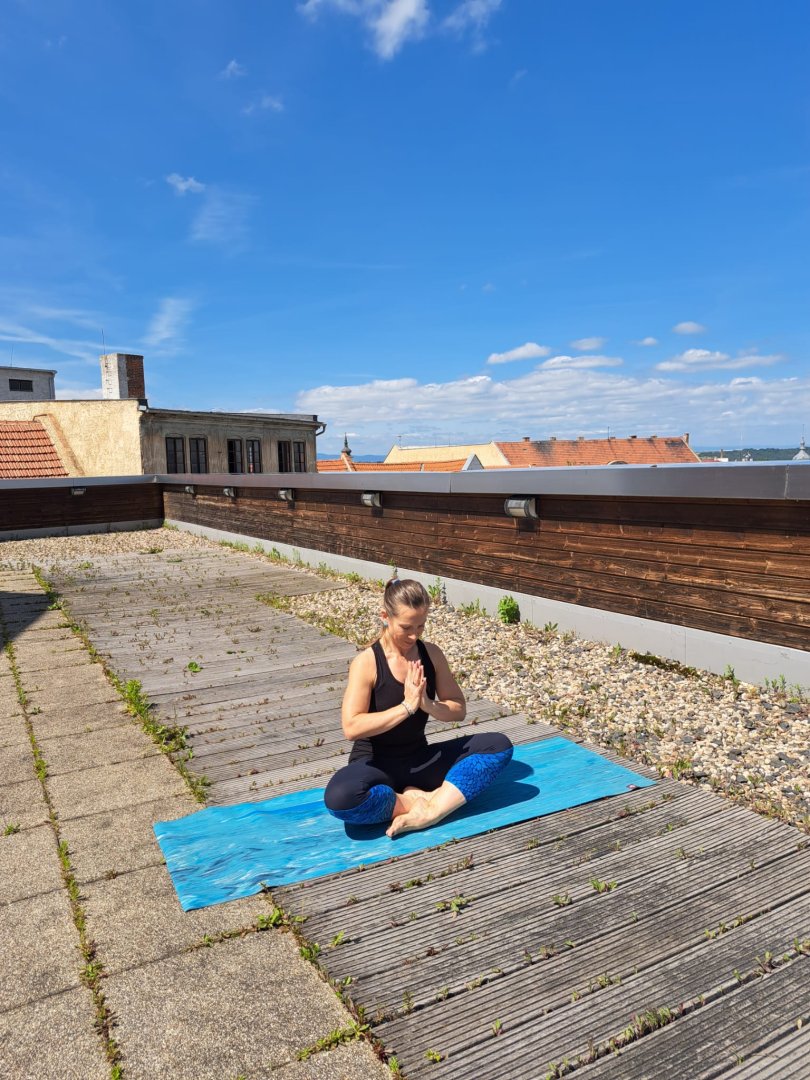 Ojedinělá lekce jógy na střeše Chmelařského muzea Žatec